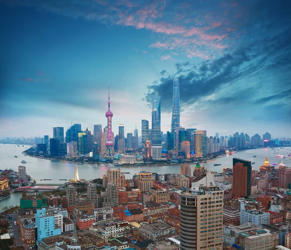 Fotografía aérea en Shanghai bund Skyline del atardecer — Foto de Stock