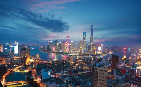 Fotografía aérea en Shanghai bund Skyline del atardecer —  Fotos de Stock