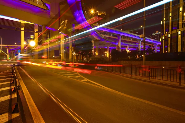 Stadtstraßenüberführung Viaduktbrücke der nächtlichen Szene — Stockfoto