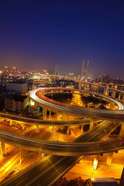 Luftaufnahmen an der nächtlichen Brücke des Shanghai-Viadukts — Stockfoto