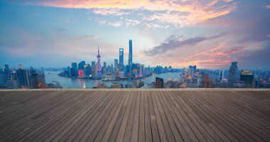 Boş ahşap zemin ile kuş-göz görüş-Shanghai bund manzarası 