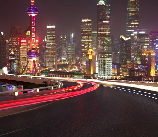 Leerer Straßenboden mit Vogelperspektive auf Shanghais Skyline — Stockfoto