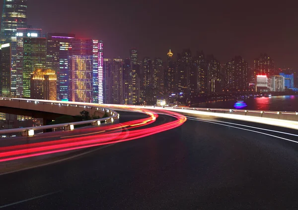 Piso de estrada vazio com vista de pássaro-olho em Shanghai bund Skyline — Fotografia de Stock