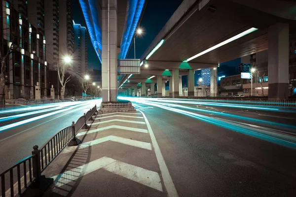 Мост ночного видения моста путепровода по городской дороге — стоковое фото