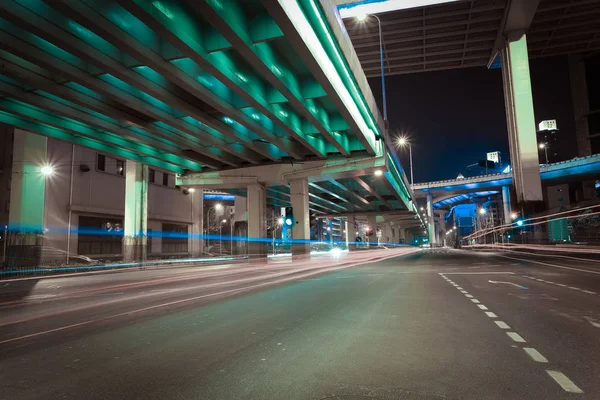 城市道路立交高架桥的夜景 — 图库照片