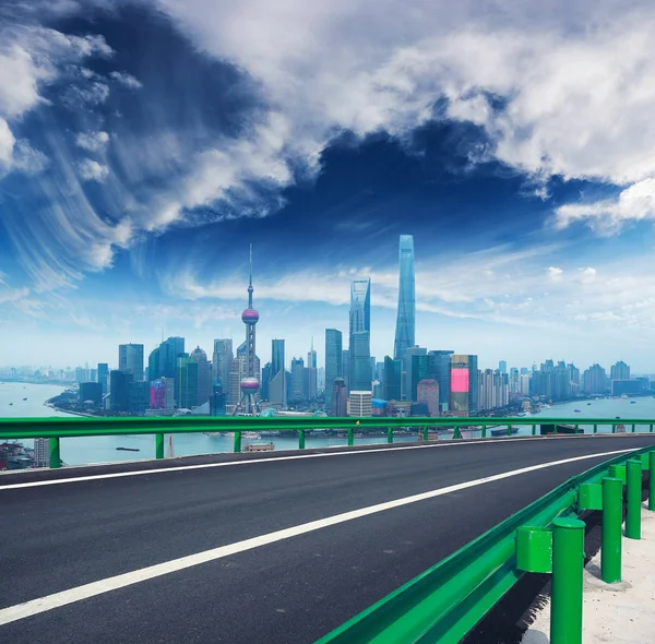 Empty road floor with bird-eye view at Shanghai bund Skyline — Stock Photo, Image