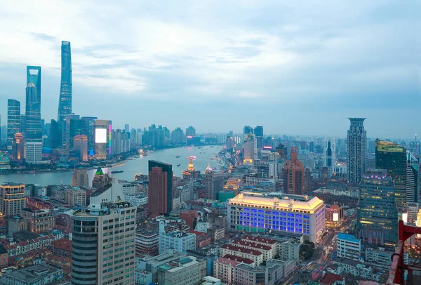 Luftaufnahmen der Skyline von Shanghai Bund im Zwielicht — Stockfoto