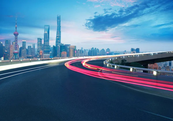 Pavimento stradale vuoto con vista a volo d'uccello a Shanghai bund Skyline — Foto Stock