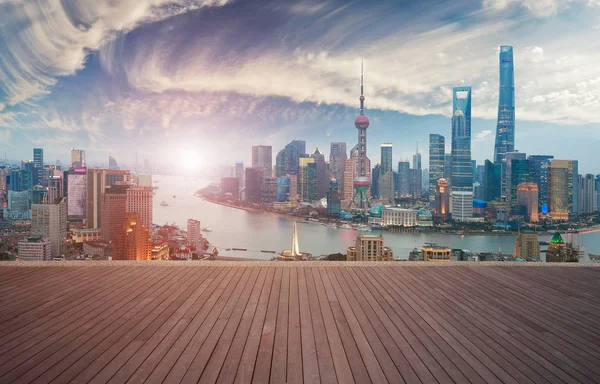 Tomma trä golv med fågel-öga på Shanghai bund Skyline — Stockfoto