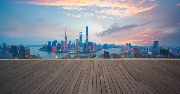 Boş ahşap zemin ile kuş-göz görüş-Shanghai bund manzarası 