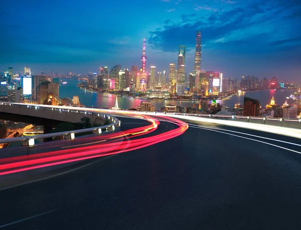 Suelo de camino vacío con vista de pájaro en Shanghai bund Skyline —  Fotos de Stock