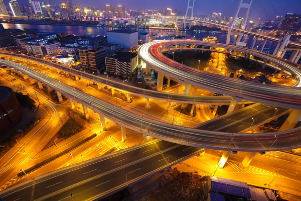 Luftaufnahmen an der nächtlichen Brücke des Shanghai-Viadukts — Stockfoto