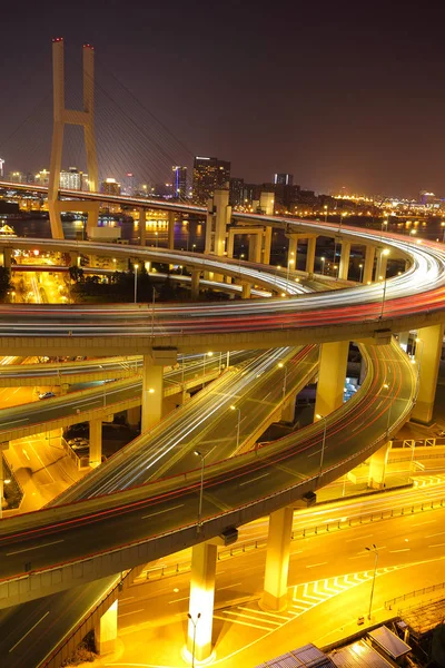 Flygfotografering på Shanghai viadukten passera bron över natt — Stockfoto