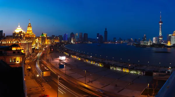 在上海外滩全景夜 sc 的城市天际线的空中摄影 — 图库照片