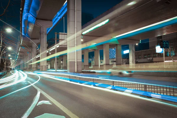 Városi közúti felüljáró viadukt híd éjszakai jelenet — Stock Fotó