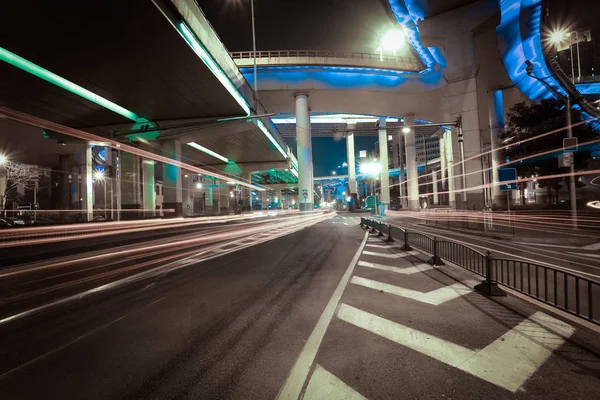 Stadtstraßenüberführung Viaduktbrücke der nächtlichen Szene — Stockfoto