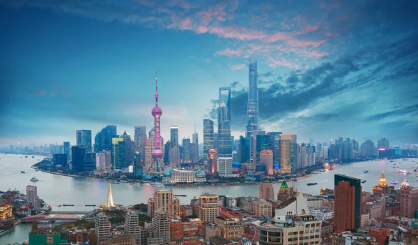 Luchtfoto's in Shanghai bund Skyline van schemering — Stockfoto