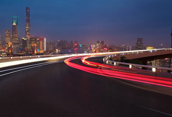 Pavimento stradale vuoto con vista a volo d'uccello a Shanghai bund Skyline — Foto Stock