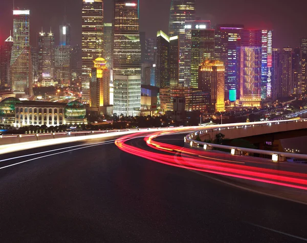 Piso de estrada vazio com vista de pássaro-olho em Shanghai bund Skyline — Fotografia de Stock