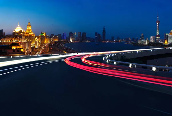 Leerer Straßenboden mit Vogelperspektive auf Shanghais Skyline — Stockfoto