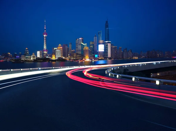 Pavimento stradale vuoto con vista a volo d'uccello a Shanghai bund Skyline — Foto Stock