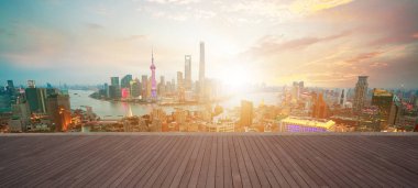 Boş ahşap zemin ile kuş-göz görüş-Shanghai bund manzarası