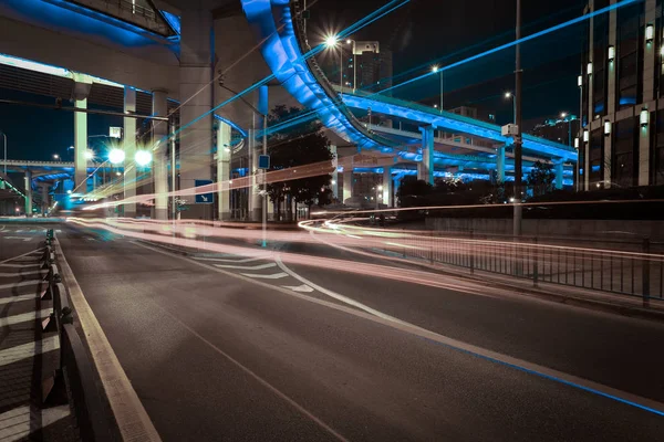 Városi közúti felüljáró viadukt híd éjszakai jelenet — Stock Fotó