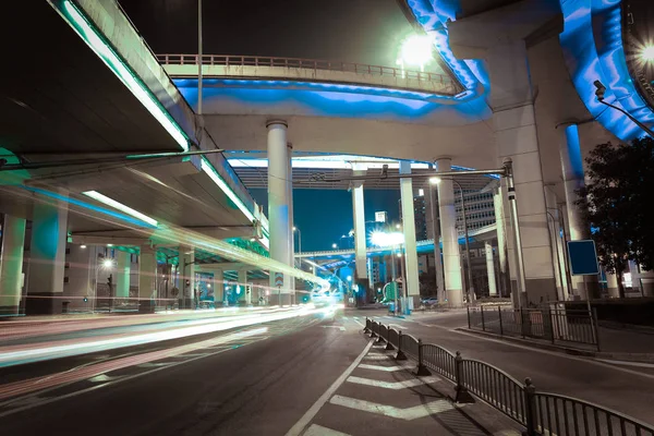城市道路立交高架桥的夜景 — 图库照片
