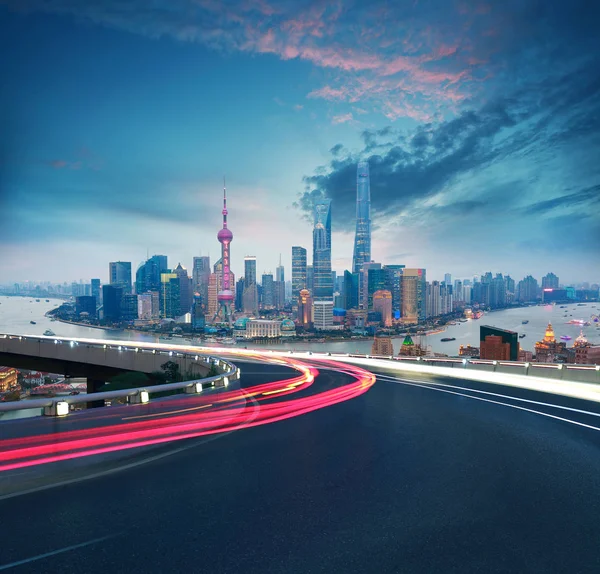 Leerer Straßenboden mit Vogelperspektive auf Shanghais Skyline — Stockfoto