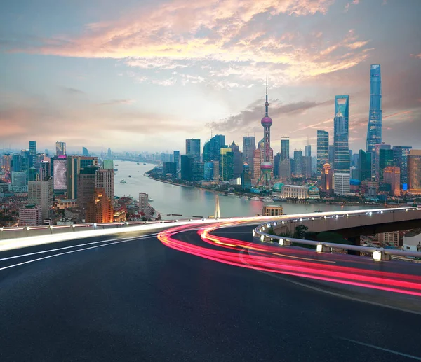 Empty road floor with bird-eye view at Shanghai bund Skyline — Stock Photo, Image