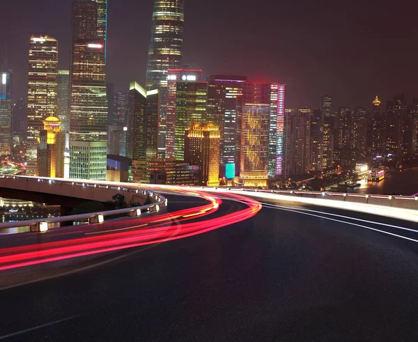 Leerer Straßenboden mit Vogelperspektive auf Shanghais Skyline — Stockfoto