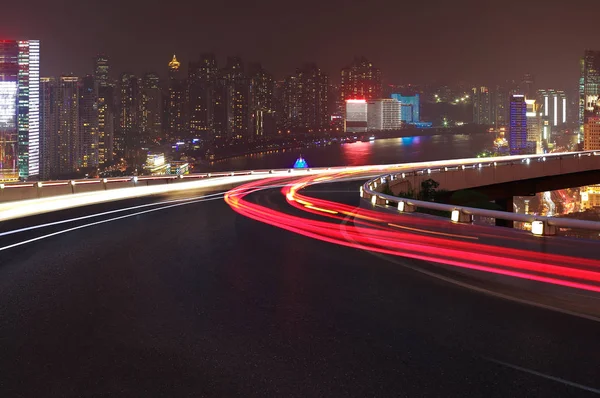 Suelo de camino vacío con vista de pájaro en Shanghai bund Skyline —  Fotos de Stock