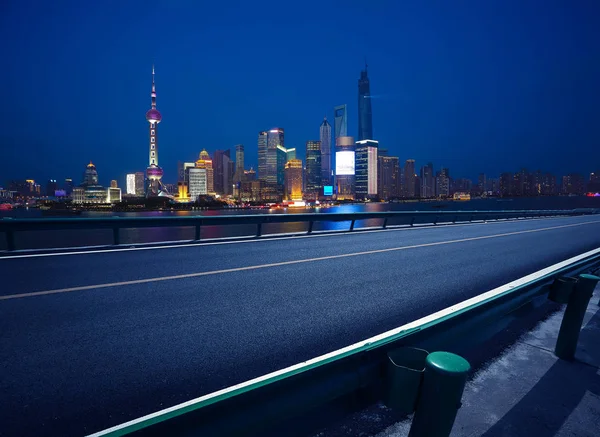 Empty road floor with bird-eye view at Shanghai bund Skyline — Stock Photo, Image