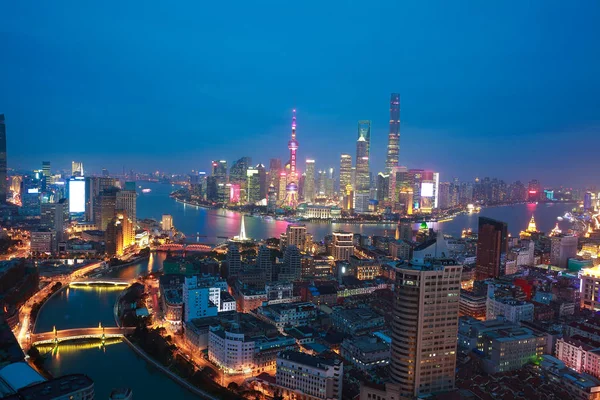 Fotografia lotnicza w Shanghai bund Skyline Scena nocy — Zdjęcie stockowe