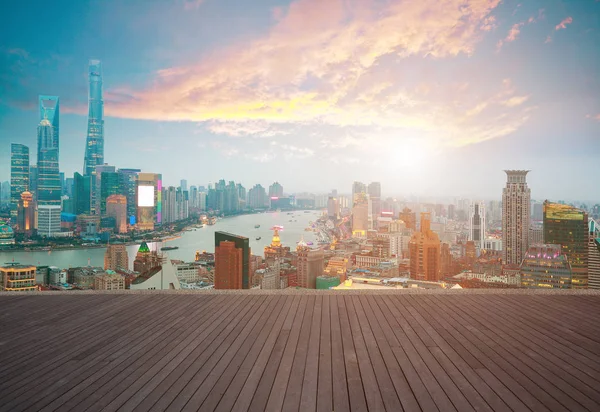 Tomma trä golv med fågel-öga på Shanghai bund Skyline — Stockfoto