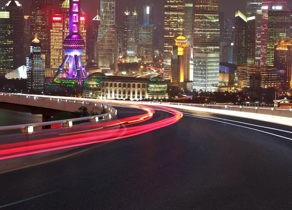 Suelo de camino vacío con vista de pájaro en Shanghai bund Skyline —  Fotos de Stock