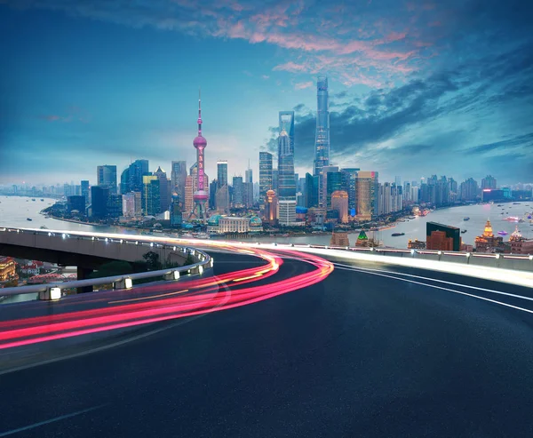 Pavimento stradale vuoto con vista a volo d'uccello a Shanghai bund Skyline — Foto Stock