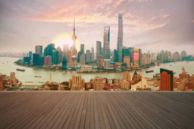 Boş ahşap zemin ile kuş-göz görüş-Shanghai bund manzarası