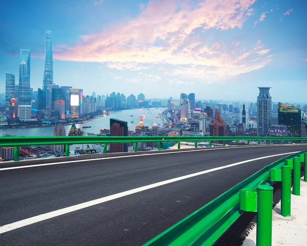 Suelo de camino vacío con vista de pájaro en Shanghai bund Skyline —  Fotos de Stock