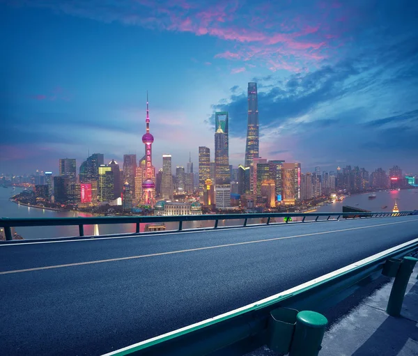 Tom väg våningen med fågel-öga på Shanghai bund Skyline — Stockfoto