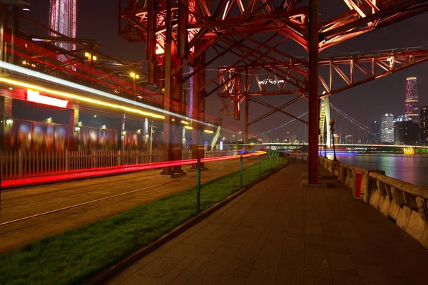 Lege weg en ijzeren toren met stad landmark het platform backgr — Stockfoto