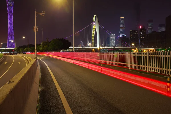 空路楼在车光线轨迹的夜景 — 图库照片