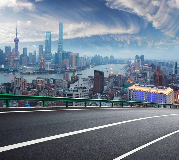 Prázdné silnice patře s ptačí perspektivy v Shanghai bund Panorama — Stock fotografie