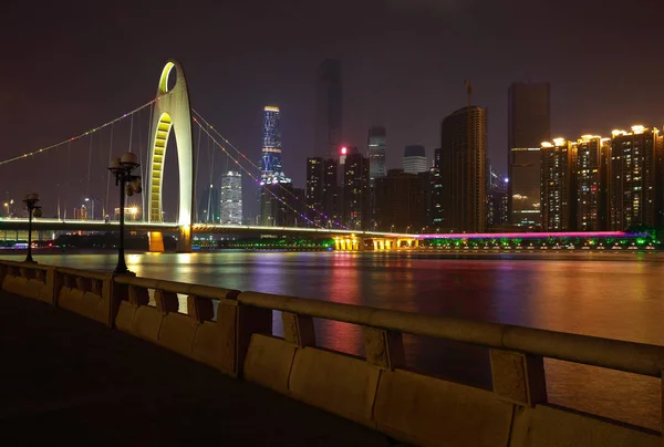 Guangzhou edificios emblemáticos de la ciudad moderna de la escena nocturna — Foto de Stock