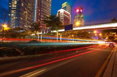 Boş yol yüzey zemin ile modern şehir Simgesel Yapı Mimarlık 