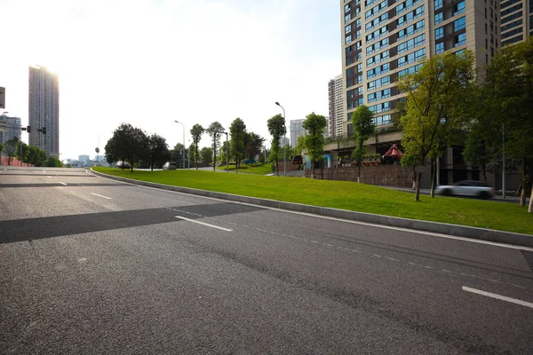 Piso de superfície de estrada vazio com edifícios de paisagem urbana — Fotografia de Stock