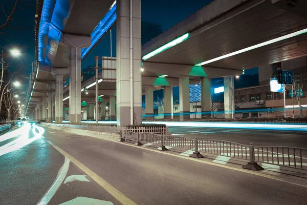 Suelo de camino vacío con ciudad puente elevado de la noche —  Fotos de Stock