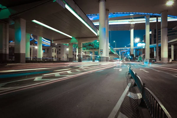 Piano strada vuota con città sopraelevata ponte di notte — Foto Stock