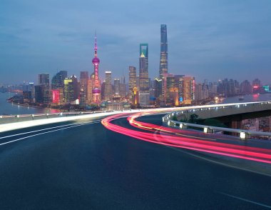 Boş yol kat ile kuş-göz görüş-Shanghai bund manzarası 