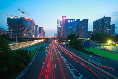 Boş yol yüzey zemin ile modern şehir Simgesel Yapı Mimarlık 